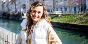 Nasmejana, hvaležna, razigrana: mlada babica Andreja Poljanec