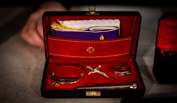 Corner Hero Image - Predmeti, ki jih ima duhovnik vedno s seboj