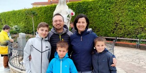 Življenje s štirimi fanti, skupnostjo in vero: “Razdajanje mi je bilo položeno v zibelko”