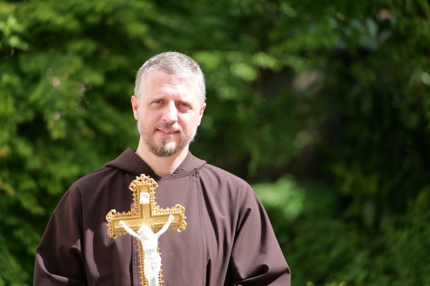 Brat Dominik z novomašnim križem