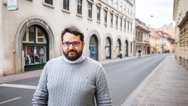 Corner Item Image - Elektrotehnik, ki ga čaka mašniško posvečenje