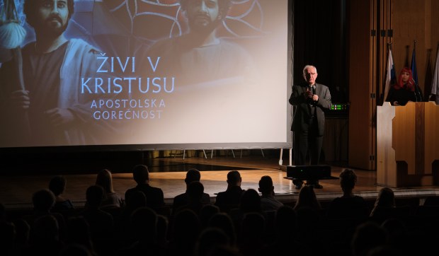 Corner Hero Image - Serija Živi v Kristusu predstavlja novo zgodbo poguma in vere