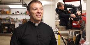 Duhovnik, ki oznanja kar v garaži, ko popravlja pokvarjene predmete