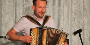 Nihče na svetu harmonike še ni igral tako dolgo kot on