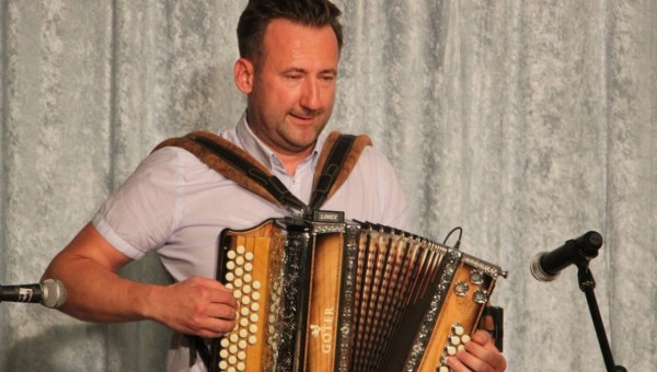 Corner Item Image - Nihče na svetu harmonike še ni igral tako dolgo kot on