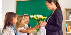 Kaj podariti učiteljem ob koncu šolskega leta? Nasvet iz prve roke