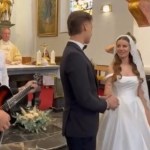 Član skupine Firbci se je s čudovito pesmijo poklonil svoji nevesti