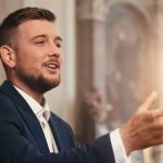 Ko oče pospremi hčer pred oltar: pesem, ki orosi oko