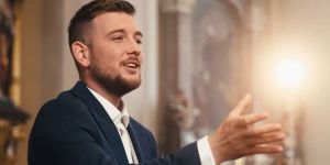 Ko oče pospremi hčer pred oltar: pesem, ki orosi oko