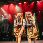 Dvojčici, ki razveseljujeta s petjem in humorjem: “Življenje je lepo!”