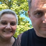 Ena bere berilo, druga ministrira in zmaguje