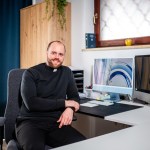 Te kdaj zasrbijo prsti, da bi na spletu komu povedal, kar mu gre – brez filtra?